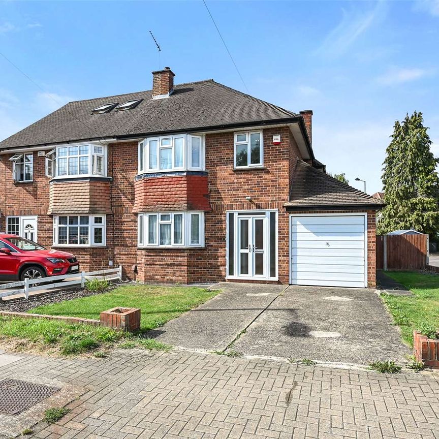 A very well presented and sought after three semi-detached house. Available now and offered unfurnished. - Photo 1