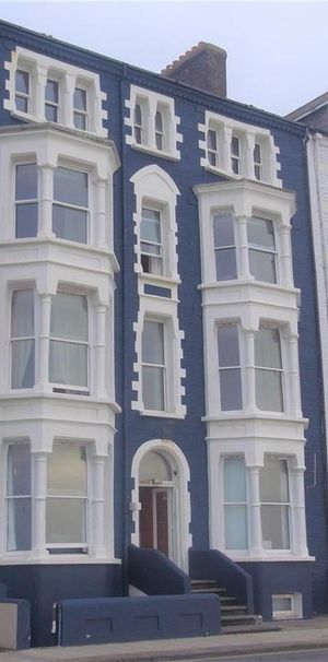 1 bedroom in a house share to rent - Photo 2