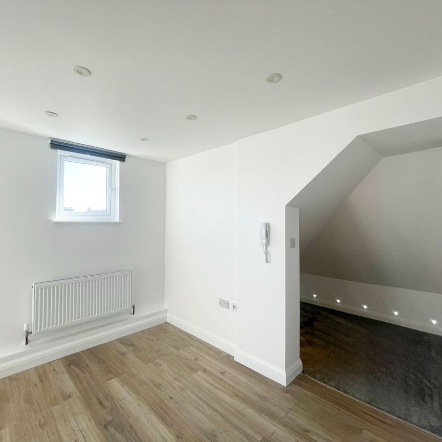 4 Bed Flat, Cheviot Gardens, NW2 - Photo 1