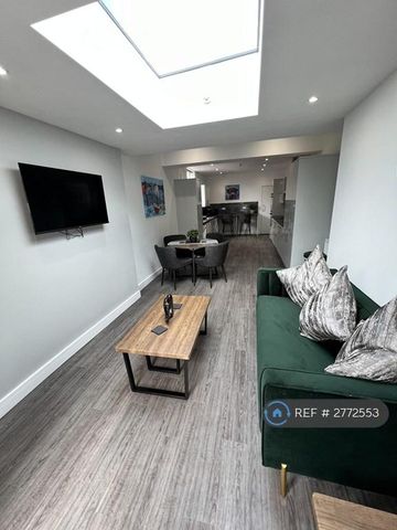 1 bedroom in a house share to rent - Photo 2