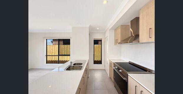 🏡 Brand New 4-Bedroom House in Wallan - Photo 1