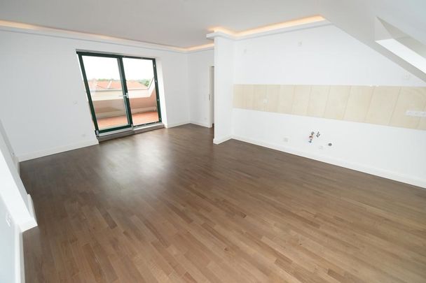 Jetzt aber! Schickes Dachgeschoss + Parkett + Fußbodenheizung + Loggia + tolles Bad + LED-Licht - Photo 1