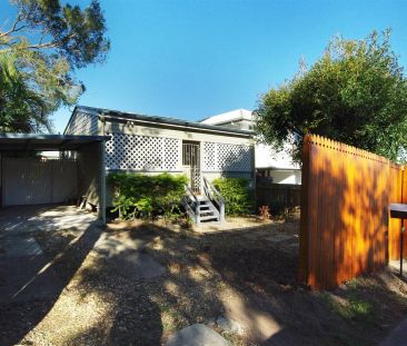 “Charming Greenslopes Cottage - Cute, Cozy &amp; Convenient” - Photo 3