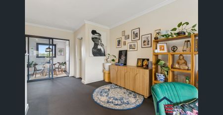 Top-Floor Comfort in the Heart of Inglewood - Photo 2