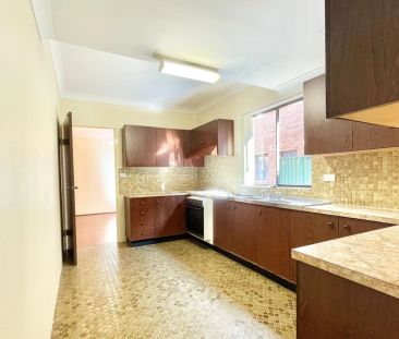 Three-bedroom townhouse in a prime Strathfield South location - Photo 6