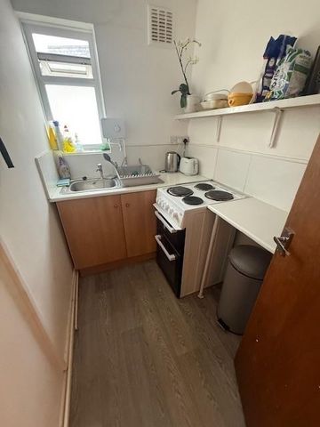 1 bedroom in a house share to rent - Photo 4