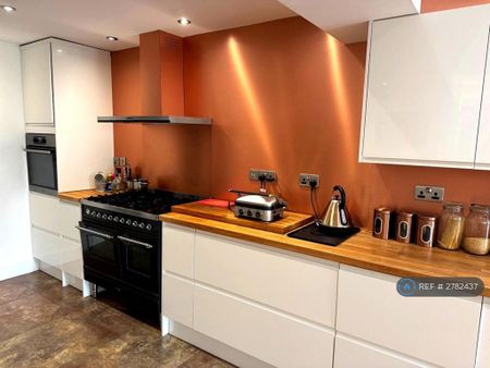 5 bedroom semi-detached house to rent - Photo 5