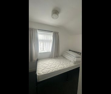 3 Bed Terraced House, Friars Road, E6 - Photo 5