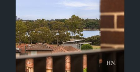 Contemporary apartment in an ultra convenient setting - Photo 5