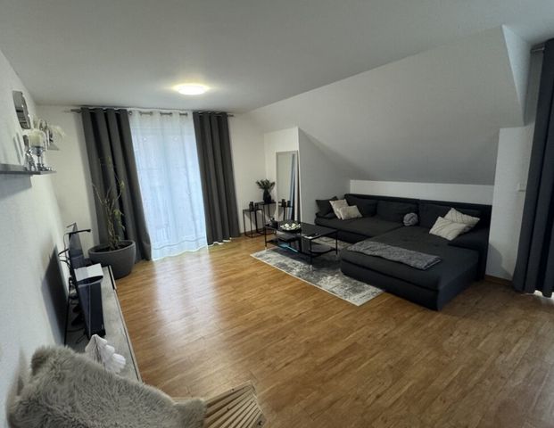 WBS erforderlich! Schicke Dachgeschosswohnung mit sonnigen Aussichten - Foto 1