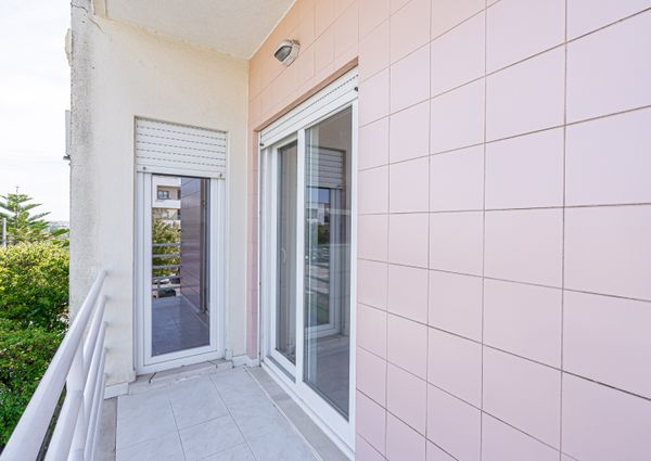 4 BEDROOM FLAT IN SOBREDA - CHARNECA CAPARICA, FULLY FURNISHED AND READY TO MOVE IN
