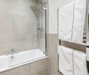 Three Bedroom Flat to rent in London - Photo 5