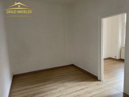 CHARLIEU T2 1ER ETAGE - Photo 2