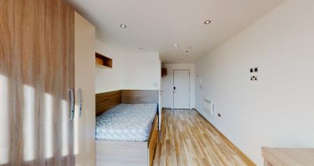 Flat 2 (Flat 2 Floor 1) - 6 Bedrooms - Photo 2
