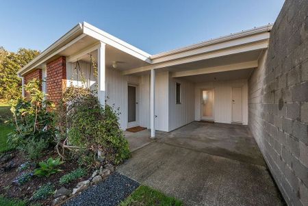 Charming Spacious 2BR Townhouse in Newlands - Photo 2