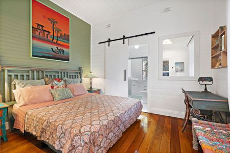 Stylish Three Bedroom Home - Photo 5