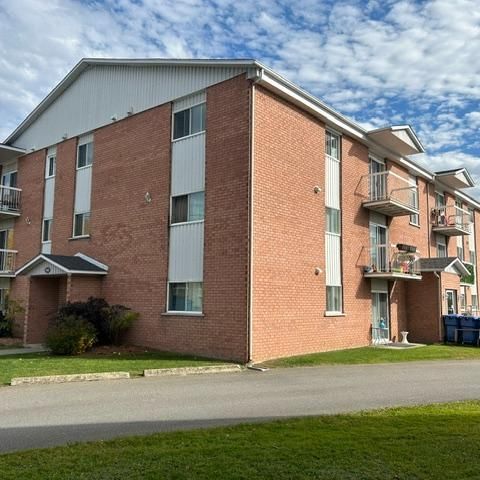 BEAU GRAND 4 1/2 a GRANBY - Photo 1