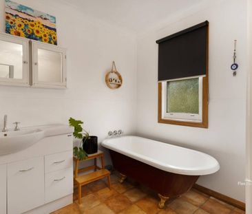 Charming and Spacious Family Home in Hillcrest - Photo 2