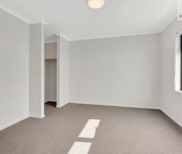 532 Brookfield Boulevard, Mickleham VIC 3064 - Townhouse For Rent |... - Photo 2
