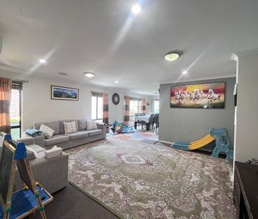 Family-Friendly Home with Modern Kitchen and Secure Parking - Photo 3