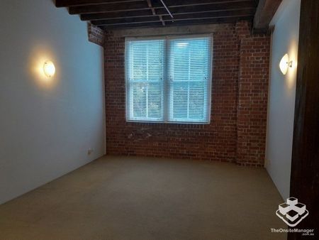 LOCATION! LOCATION! - Photo 4