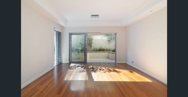 One-bedroom courtyard apartment / edge-of-village setting - Photo 1
