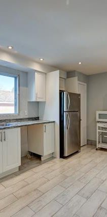 Spacieux bas de duplex à louer, propre, lumineux, semi-MEUBLÉ, 3 lits, 5 1/2, disponible immédiatement, au goût du jour, proche de tout enquête crédit - Photo 1