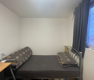Room in a Shared House, London, E13 - Photo 6