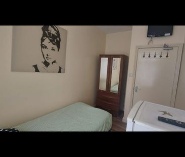 1 Bed Detached House, Chatsworth Road, NW2 - Photo 1