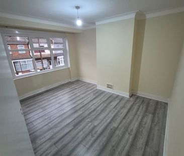 3 Bed Flat, Dersingham Avenue, E12 - Photo 1