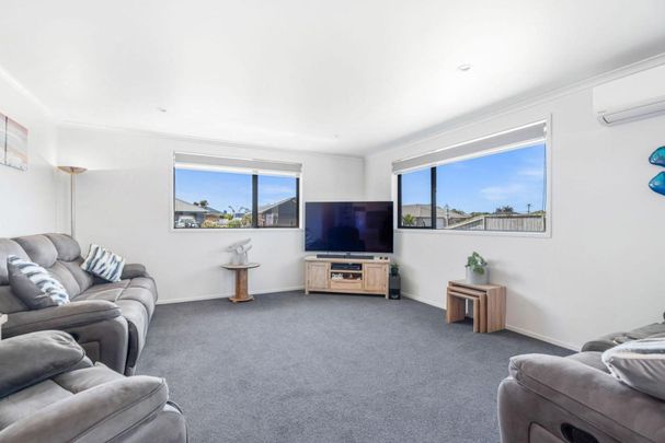 Modern family living - Photo 1