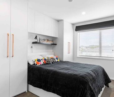 Welcome Home to Light, Luxury & Lifestyle – Yo... - Photo 5