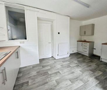 3 bedroom end of terrace house to rent - Photo 4