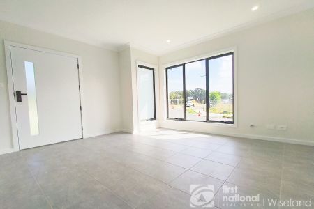 Park front 4-bedroom family home in the Heart of Colebee - Walk to Shops - Photo 2