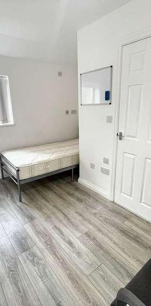 Coventry, CV6 - Photo 1