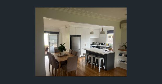 Beautifully renovated 3 bedroom home with modern amenities. - Photo 1