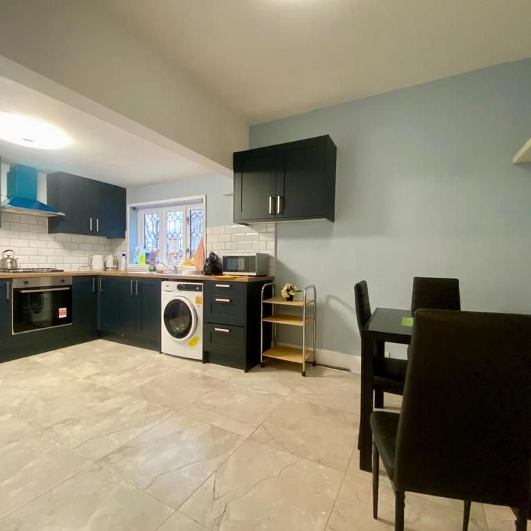 1 bedroom in a house share to rent - Photo 1