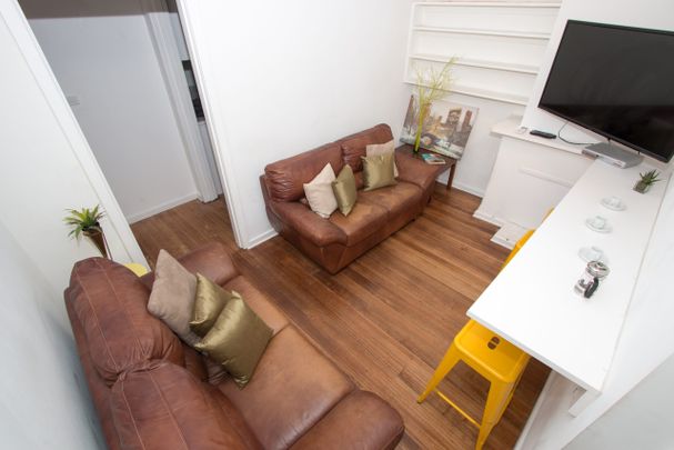 EASY & CONNECTED FOUR BEDROOM APARTMENT - Photo 1