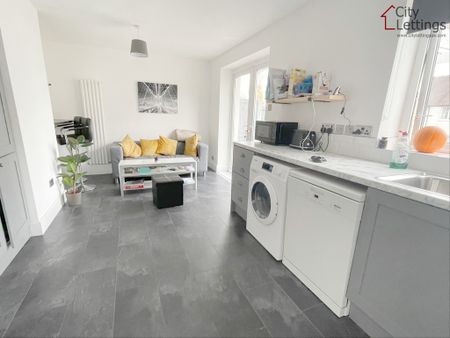 2 Bedroom Mid Terraced House - Photo 2