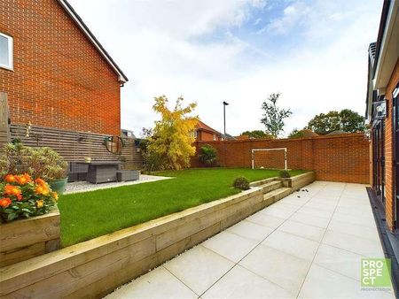 Porthcawl Drive, Binfield, Bracknell, Berkshire, RG42 - Photo 3