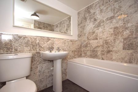 2 bed Flat for rent - Photo 2