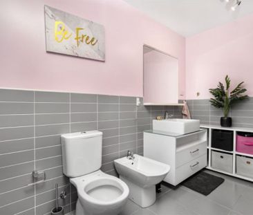 Beach Road Stunner! - Photo 4