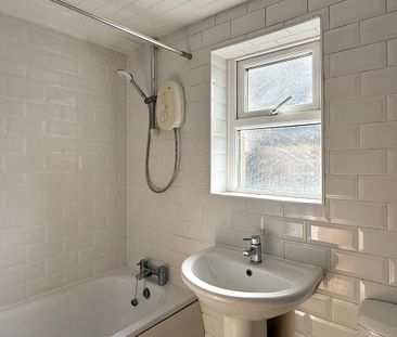 3 bedroom end of terrace house to rent - Photo 3