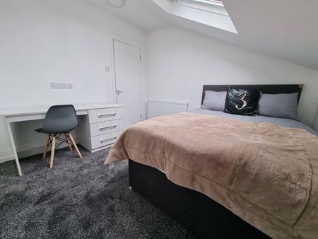 4 bedroom flat to rent - Photo 4