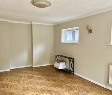 Large Detached Two Bedroom Bungalow To Let in Collier Row - Photo 2