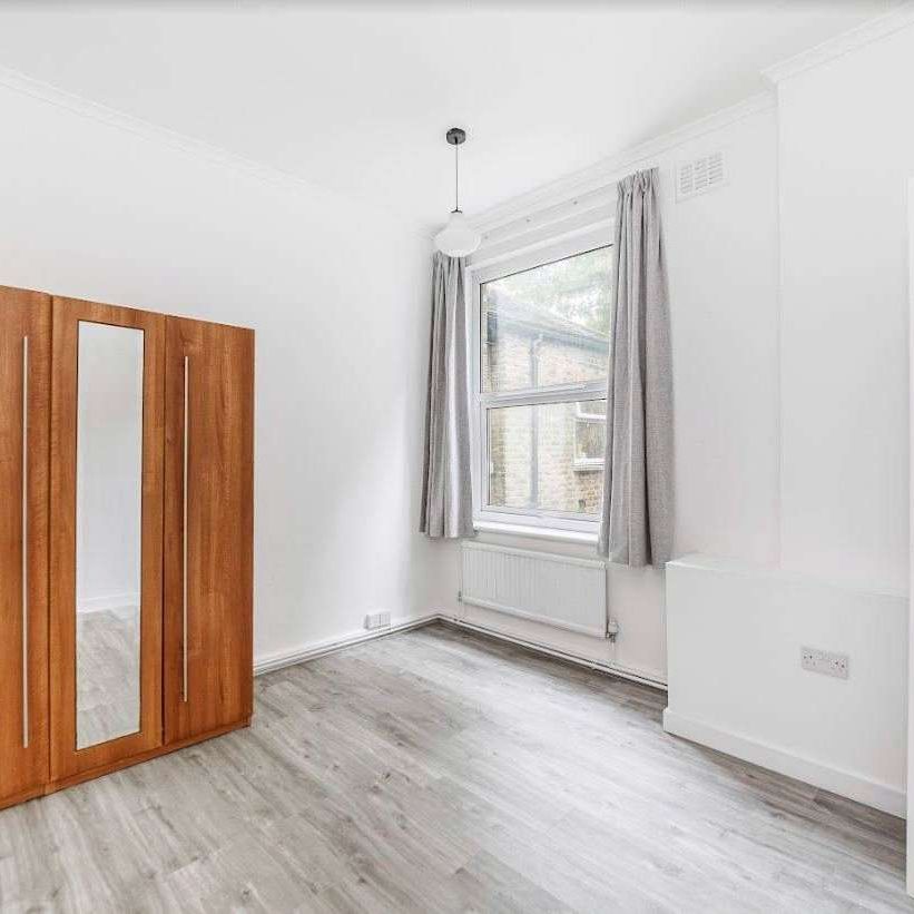 A modern newly refurbished four bedroom apartment located in the heart of Ealing Broadway, suitable for sharers. - Photo 1