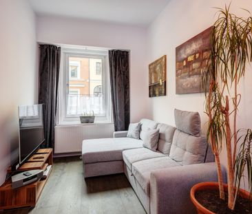 High-quality renovated, fully furnished apartment - Photo 2