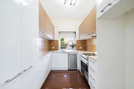 Duplex Sized, Renovated Ground Floor Apartment - Photo 4