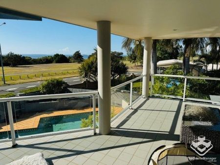 STUNNING WATERFRONT LIVING with BAY VIEWS on 1784m2 - Photo 3