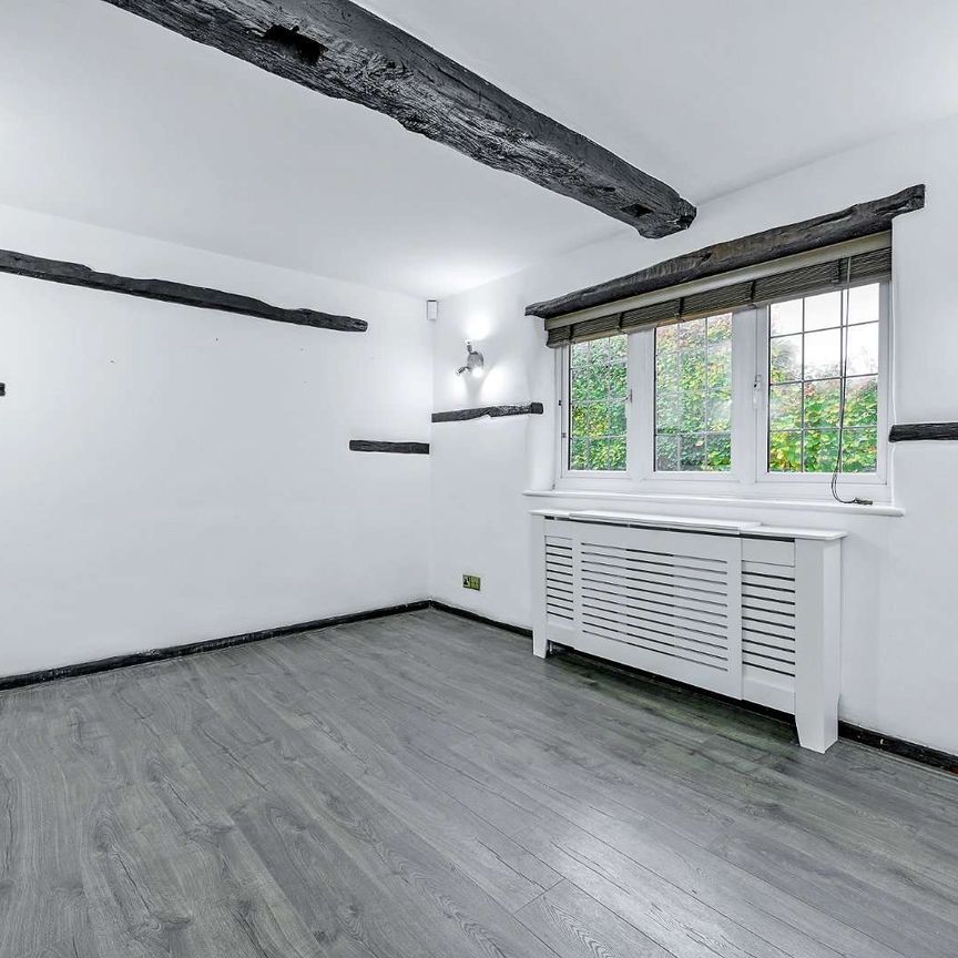 An immaculate four bedroom detached home, located in a private setting and accessed via wooden gates - Photo 1